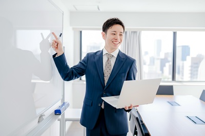 社内社労士として活躍したい方！／将来のリーダー候補／実績が反映される制度有