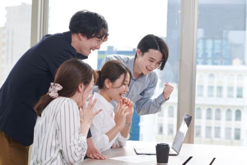 社労士の年収は低い？リアルな年収レンジと“稼げる人”の違い