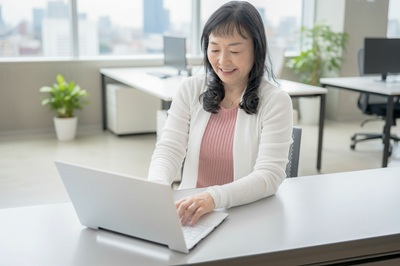 勤務日数・時短相談OK☆社労士業務補助／経験者優遇・30代～50代の女性が多く活躍中！明るい社風で、皆で支え合いながら楽しく取り組める職場環境です◎