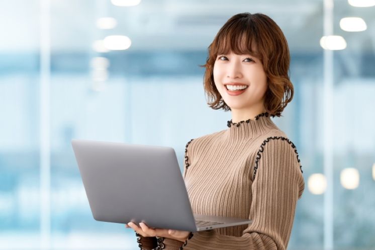 《社会保険労務士法人 小林労務》フレックス／固定残業無し／資格を活かして幅広い業務対応できる80名規模の社労士法人