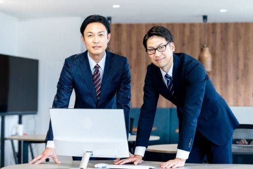 医療の『人』と『組織』を動かすリーディングカンパニー／東証プライム上場子会社／労務担当＜リーダー候補＞ ／福利厚生制度充実／年収600～1000万