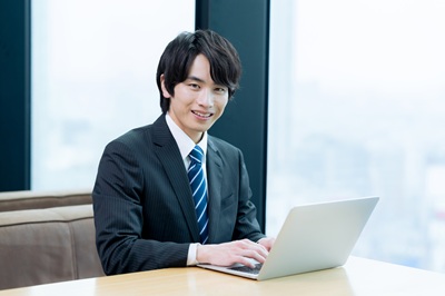 未経験者から人事コンサルタントを目指したい方／社労士資格勉強中歓迎、月給27万円以上／完全週休二日／残業ほぼなし