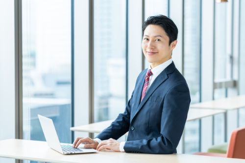 大手上場企業100％子会社／人事労務を幅広く担当／福利厚生費制度・ワークライフバランス充実