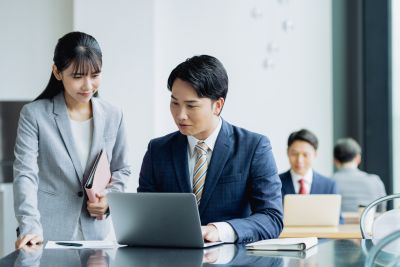人事労務の実務経験を活かせる／スタートアップ経営者の右腕として労務相談・給与計算を担当！充実した研修体制で無理なく成長／フルフレックス＆週1〜4日リモートOK